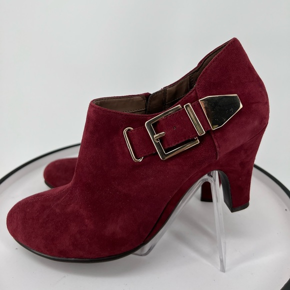 AEROSOLES ESCAPE NWOT‎ Elegant Burgundy Suede Ankle Boots w/gold fashion buckle - Picture 2 of 9